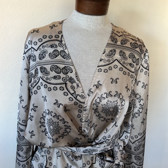 NWT Missguided Cream Silky Printed Kimono Sleeve Shift Dress 10 - Picture 5 of 9